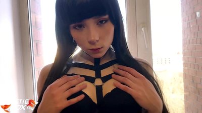 Kuum brünett imeb sügavalt ja tundlikult Raha eest perses